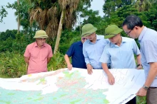宣光省人民委员会和各部委、行业领导检查安山县昭安乡旦考（Đán Khao）村的居民区规划图。