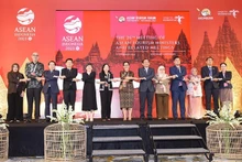 参会的东盟国家旅游机构代表合影。