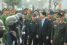 国家主席梁强春节前走访慰问机动警察司令部。