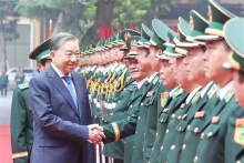 越共中央总书记苏林春节前走访边防部队司令部官兵。