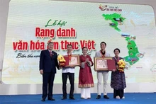 胡志明市旅游协会与有关单位联合举行“奋力弘扬越南饮食文化”节。