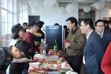 邓黄江大使参观“乡村集市”活动上的一间展位。