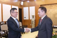 越共中央书记处书记、中央对外部部长黎怀忠在河内会见老挝人民革命党中央对外联络部副部长瓦拉赛·凌沙瓦。