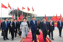 越南国会主席王廷惠到内排国际机场送行中共中央总书记、中国国家主席习近平和夫人。