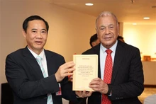阮蔡学副部长向墨西哥劳动党总书记阿尔贝托•安纳亚赠送阮富仲总书记的《坚决打好反腐败斗争战为党风廉政建设作出贡献》一书。