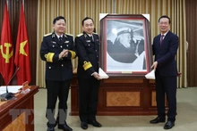 越共中央书记处常务书记武文赏走访海军军种。（图片来源：越通社）
