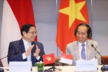 越南政府总理范明正与印尼总统佐科·维多多主持两国企业高级对话会。 