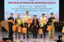 得乐省越日友好协会主席陈永景向出席2023年越日文化交流活动的各位代表赠送礼物。