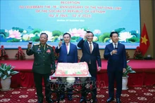 越南驻老挝大使阮伯雄与各代表出自活动。