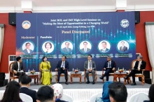 越南国家银行行长阮氏红出席国际货币基金组织在老挝举办的研讨会。