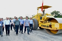 政府总理范明正视察庆和至邦美蜀高速公路项目。