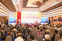 国会主席陈青敏在会上发表讲话。