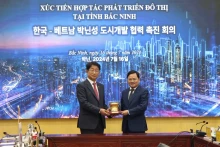 北宁省委书记阮英俊向韩国国土交通部长官朴相佑赠送纪念品。