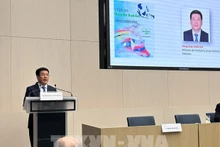 越南工贸部部长阮鸿延发表讲话。