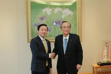 越南政府副总理陈红河会见日本众议院议长细田博之。