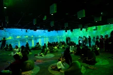 观众欣赏艺术展。