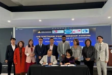 胡志明市机电企业协会与亚裔美国商会谅解备忘录签署仪式。