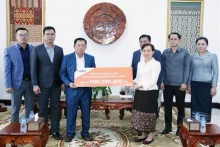 越南企业向老挝受灾影响的地方募捐资金。