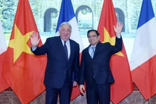 越南政府总理范明正与法国参议院议长热拉尔·拉尔歇。（陈海 摄）