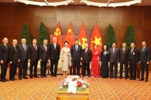 越共中央总书记阮富仲和夫人与中共中央总书记、中国国家主席习近平和夫人以及双边代表合影。