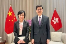 越南驻中国香港和澳门总领事黎德幸和中国香港特别行政区行政长官李家超合影。