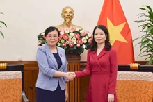 越南外交部副部长阮明姮会见中国重庆市政府副市长张国智。