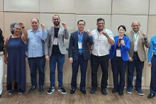 越南劳动总联合会代表团与巴西劳动中心领导合影。