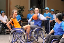 加拿大驻越南大使肖恩·斯泰尔在四国特别体育交流会中传球。