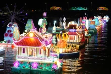 芹苴市宁桥花灯之夜。