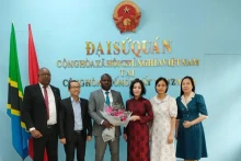 越南驻坦桑尼亚兼驻东非国家大使武青玄女士祝贺尤韦纳尔·萨库布先生被任命为越南驻布隆迪共和国布琼布拉名誉领事。