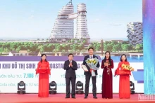 广义省领导人向NHSLAND房地产经营有限责任公司领导代表颁发投资主张决定书。