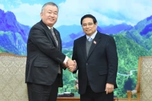 越南政府总理范明正与日本大和控股集团董事长长尾丰。（陈海 摄）