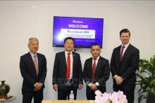 双方代表合影。（图片来源：越通社）