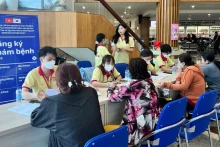 韩国医疗队免费为九龙江三角洲人民看病送药。