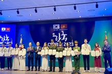 韩国企业向越南贫困优秀大学生提供115份奖学金。