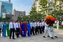 胡志明市领导上香鲜花缅怀胡志明主席。