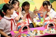 儿童制作的中秋手工艺品。