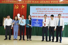 越南国家副主席武氏映春象征性地向文镇县赠送20间情义屋。