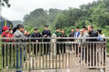 为双边边境民众宣传法律法规。