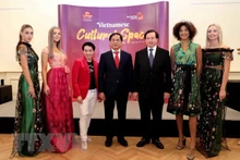 参加“奥地利越南日”活动的设计师拉洪（左三）。