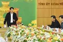 越南国家主席梁强在会议上发言。
