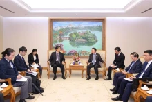 越南政府副总理陈红河会见日本驻越南大使伊藤直树。