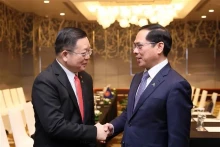 越南政府副总理兼外交部长裴青山会见东盟秘书长高金洪。