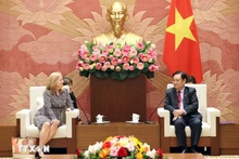 国会副主席黎明欢会见世界银行驻越南、柬埔寨和老挝首席代表玛丽亚姆·谢尔曼。（图源：越通社）