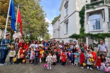 旅居荷兰越南人协会为儿童举办中秋节活动。 （图片来源：越南驻荷兰大使馆）