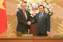 越南国会主席王廷惠会见美国参议员迈克·克雷波。（维玲 摄）