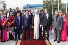 国会主席王廷惠一行抵达伊朗首都德黑兰梅赫拉巴德国际机场，开始对伊朗伊斯兰共和国进行正式访问。