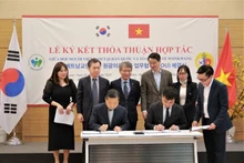 旅韩越南人协会与韩国圆光卫生组织之间的合作备忘录签字仪式。