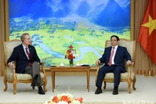 越南政府总理范明正会见美国参议院代表团。