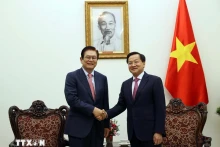 越南政府副总理黎明慨与韩国晓星集团副董事长兼首席执行官李相云。